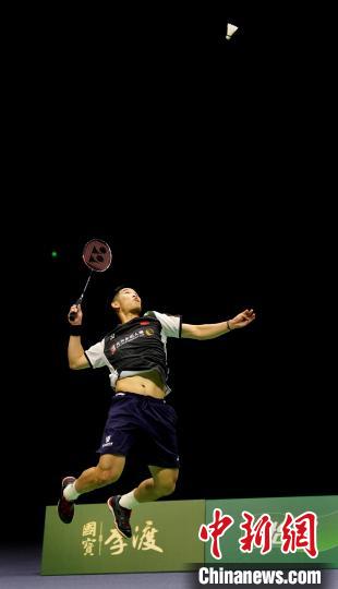 图为本次大师赛男单决赛现场,选手孙飞翔跳起准备接球。 梁振堂 摄 瑞昌国际羽毛球大师赛六天激战落幕 国羽斩获