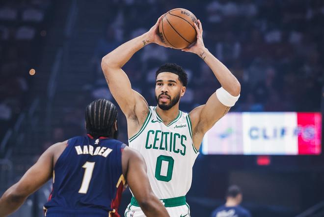 马刺凯尔特人激战：攻防对决引爆常规赛焦点战